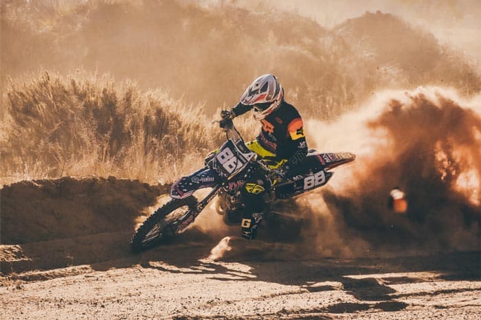 Motocross derrapando en la arena